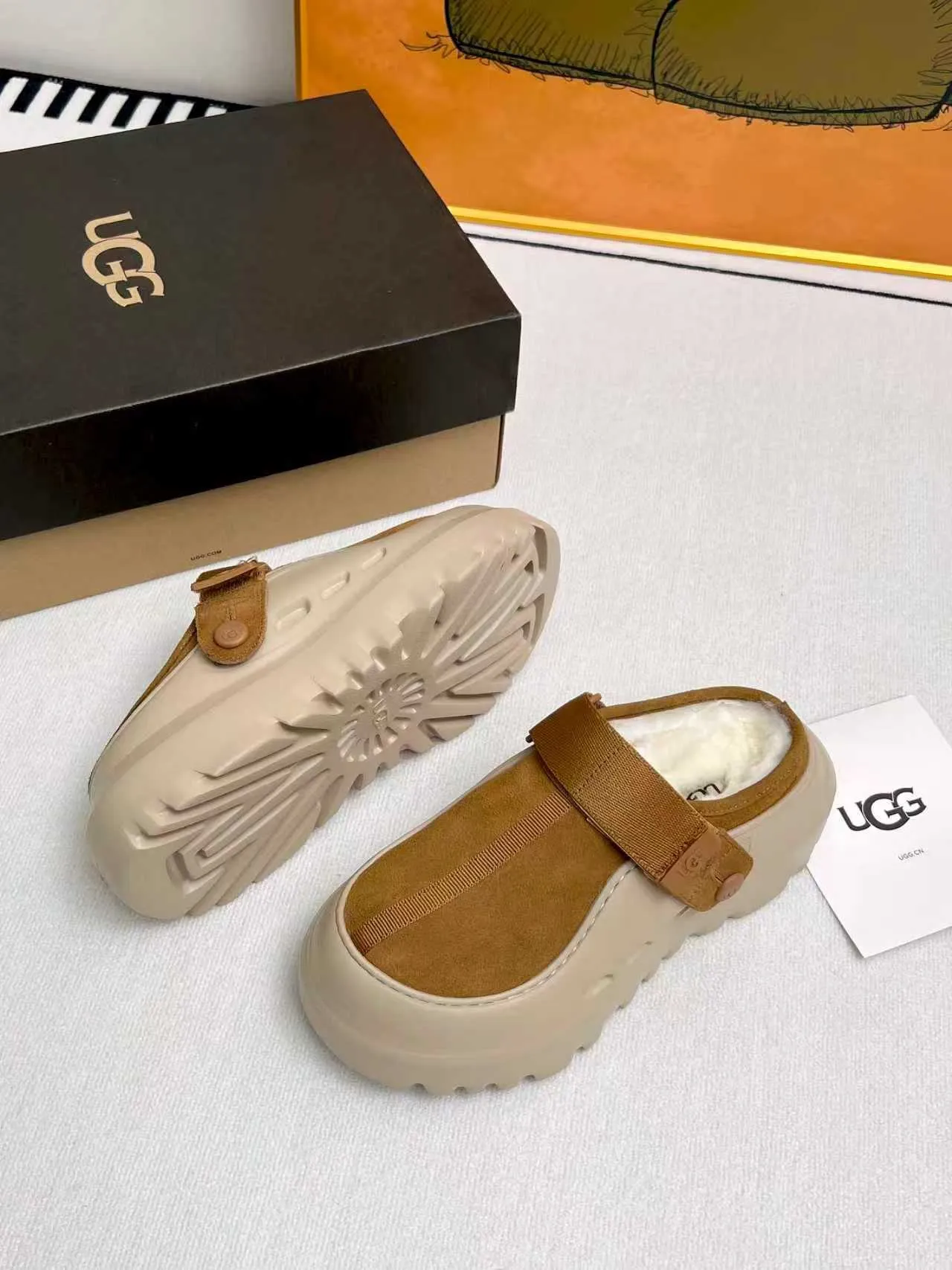 p500🐮🐮 (same style for men and women) UGG 2025 new small potato, half drag and one kick to unlock the relaxed feeling, lightweight and thin sole, always light and fashionable, casually stepping out of the new style, it feels very UGG, classic suede with soft wool lining insole, rubber foam outsole, hot stamped logo ✅Color: bright green, bright yellow, maroon, black ✅Number of codes: 35 to 45 (synchronized with the official website)